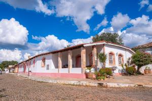 a building on the side of a street at Casa da Matriz in Pirenópolis