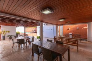 a dining room with wooden ceilings and tables and chairs at Casa da Matriz in Pirenópolis
