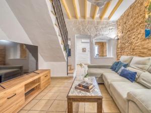 a living room with a couch and a tv at Ideal Property Mallorca - Corro Sant Jaume in Alcudia
