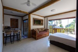 a bedroom with a bed and a balcony at Siriúba Reserve in Ilhabela