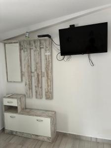 a flat screen tv hanging on a wall at Coruche Pool & Jacuzzi Residence - Condomínio Privado in Coruche