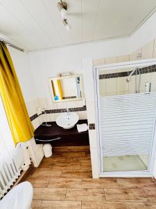 łazienka z umywalką i prysznicem w obiekcie Hotel Brigach w mieście Villingen-Schwenningen