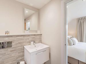 a bathroom with a sink and a mirror and a bed at 2 Bed in Brampton oc-91822 in Brampton +17 photos