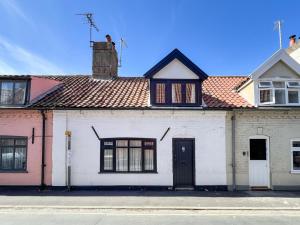 a white building with a red roof on a street at 2 Bed in Southwold oc-hdanby in Southwold