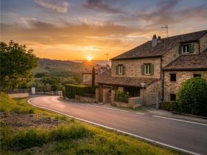 an empty road in a village at sunset at La chesa de Prit in Verucchio