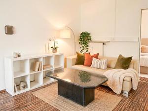 a living room with a couch and a coffee table at Zentrale Ferienunterkunft in Sulzbach-Rosenberg