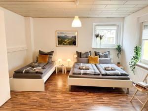 a living room with two beds and a couch at Zentrale Ferienunterkunft in Sulzbach-Rosenberg
