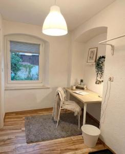 a home office with a desk and a window at Zentrale Ferienunterkunft in Sulzbach-Rosenberg