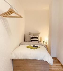 a bedroom with a bed with a green blanket on it at Zentrale Ferienunterkunft in Sulzbach-Rosenberg