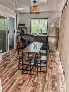 a kitchen and dining room with a table and chairs at Tierra de Gosén in Santa Cruz