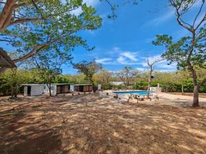 a large yard with a picnic table and a building at Tierra de Gosén in Santa Cruz