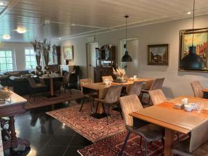 a dining room with wooden tables and chairs at Graanzicht in Midwolda