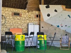 Ein Raum mit Stühlen und einer großen Kletterwand in der Unterkunft Chicken Fields Good ! in Auch
