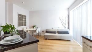 a kitchen and living room with a table and a couch at Fabulous Apartment Central London in London