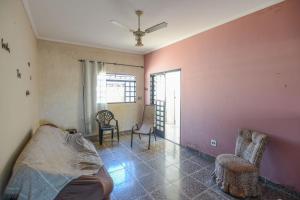 a living room with a couch and chairs in a room at Casa com Churrasqueira e WiFi em Parque Ribeirao in Ribeirão Preto +24 photos