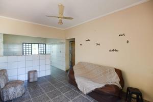 a room with a bed and a ceiling fan at Casa com Churrasqueira e WiFi em Parque Ribeirao in Ribeirão Preto