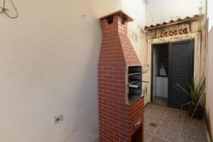 a brick oven sitting on the side of a building at Casa com Churrasqueira e WiFi em Parque Ribeirao in Ribeirão Preto