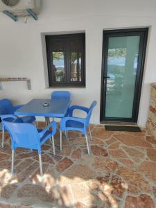 a blue table and chairs in a room at John's Guesthouse in Ksamil