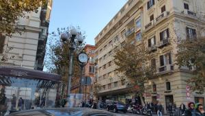 ナポリにあるAlis Vanvitelli Suiteの時計塔のある賑やかな街道