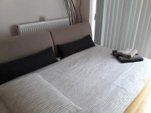 1 cama con 2 almohadas en una habitación en Fabulous Apartment Central London, en Londres