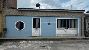 a blue garage with two doors on a building at Grande casa para COP30 perto do parque da cidade in Belém