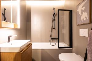 a bathroom with a shower and a sink at Stylische Penthouse - Maisonette - Wohnung im edlem Design mit Balkon, Dachterrasse und kostenloser Tiefgarage im Herzen von Markkleeberg - Neuseenland in Markkleeberg