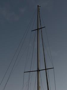 a mast of a boat with a blue sky in the background at Velero Nadya in Arrecife