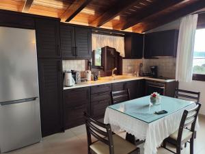 a kitchen with a table with chairs and a refrigerator at Casa con Vista in Eretria