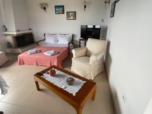 a living room with a couch and a coffee table at Casa con Vista in Eretria