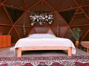 a bedroom with a bed in a yurt at Miško Perlas in Buožėnai