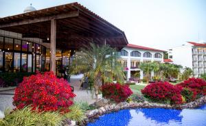 Um jardim em Dreams Playa Bonita All Inclusive