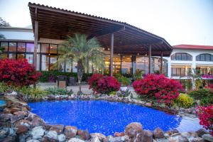 A piscina localizada em Dreams Playa Bonita All Inclusive ou nos arredores