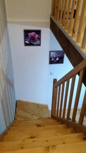 uma escada com três quadros na parede e um estojo de escadas em Domek nad Jeziorem em Lepaki Wielkie