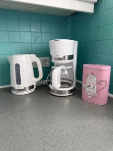 two coffee machines sitting on a counter in a kitchen at Ferienwohnung Kirschtraum in Mülheim-Kärlich