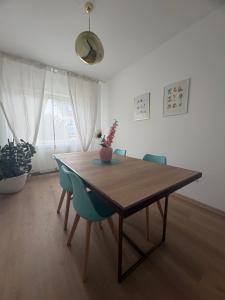a dining room table and chairs in a room at Ferienwohnung Kirschtraum in Mülheim-Kärlich