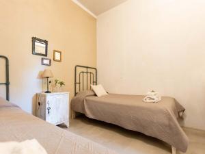 a bedroom with two beds and a nightstand with a bed sidx sidx at casa montepio in San Antonio de Areco