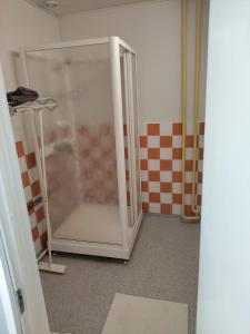 a shower stall with a glass door in a room at Willa Witsari 27m2 in Kokkola