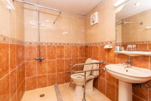 a bathroom with a toilet and a sink and a shower at فندق برج العالم 2 in Mecca +20 photos
