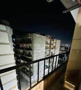 Blick vom Balkon eines Gebäudes bei Nacht in der Unterkunft Cloud Meadows in Jāmb