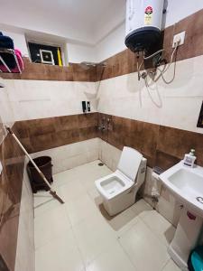 ein Badezimmer mit Toilette und Waschbecken in der Unterkunft Cloud Meadows in Jāmb + 11 Fotos