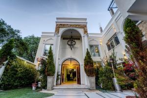 a large white house with an archway at Hotel Boutique La Torre in Tupiza