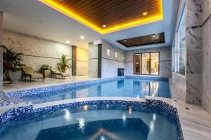 a swimming pool in a building with a swimming pool at Hotel Boutique La Torre in Tupiza