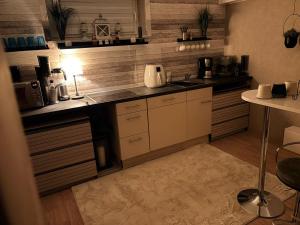 eine Küche mit Spüle und Herd Oberer Backofen in der Unterkunft Ferienwohnung Lakeside in Heiligenhafen + 17 Fotos