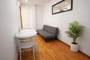 a room with a chair and a table and a plant at Apartaestudio con parqueadero cerca UPTC y Clínica Los Andes in Tunja
