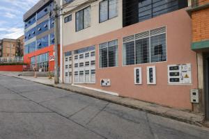 an empty street in front of a building at Apartaestudio con parqueadero cerca UPTC y Clínica Los Andes in Tunja