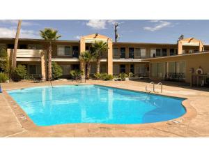 a large blue swimming pool in front of a building at Studio 6 Vallejo CA Napa Valley in Vallejo