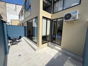 an outside view of a building with a table and a basketball hoop at LoftBrothers39 in Bucaramanga