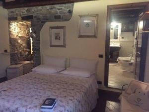 a bedroom with a large bed and a bathroom at B&B QUIConti in Agnino