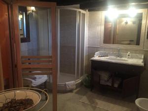 a bathroom with a sink and a shower at B&B QUIConti in Agnino