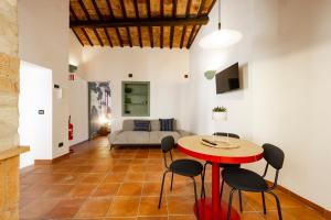 a living room with a table and chairs and a couch at Luce sul Duomo in Tivoli